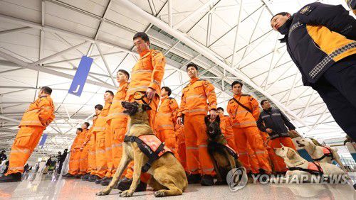 출국 앞둔 구조대원들(영종도=연합뉴스) 김도훈 기자 = 7일 오후 인천국제공항 제1여객터미널에서 출국을 앞둔 튀르키예 지진 실종자 수색 등을 위한 대한민국 긴급구호대(KDRT) 소속 소방대원들이 자체 출정식을 기다리고 있다.     정부는 외교부, 소방청, 코이카(한국국제협력단), 국방부 등으로 구성된 110여 명의 긴급구호대를 튀르키예로 파견한다. 2023.2.7 superdoo82@yna.co.kr