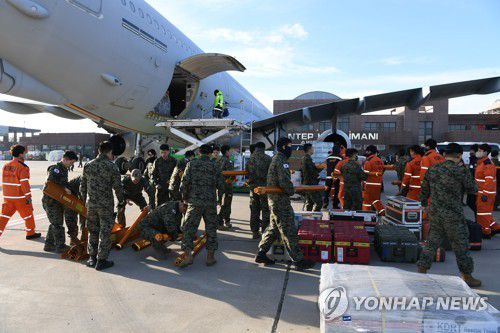 긴급구호물품 하역하는 KDRT(서울=연합뉴스) 8일(현지시간) 튀르키예 가지안테프 공항에 도착한 대한민국 긴급구호단(KDRT)이 우리 군 다목적수송기에서 긴급구호물품 등을 하역하고 있다. 2023.2.8 [국방부 제공. 재판매 및 DB 금지] photo@yna.co.kr