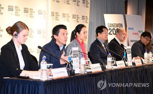 답변하는 두비 IOC 수석국장(강릉=연합뉴스) 유형재 기자 = 9일 강원 강릉시 스카이베이호텔에서 열린 2023 강원 동계청소년올림픽대회 3차 IOC 조정위원회 기자회견에서 크리스토프 두비 IOC 수석국장(왼쪽 두번째)이 답변하고 있다. 2023.2.9 yoo21@yna.co.kr