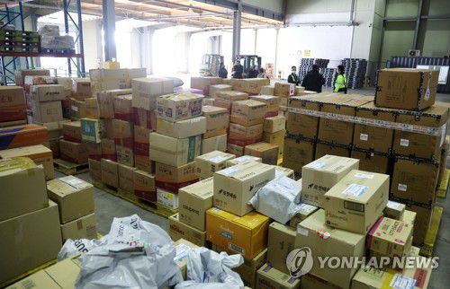 전국 각지에서 보내온 튀르키예 구호품(인천=연합뉴스) 류영석 기자 = 9일 오후 인천 한 물류센터에 전국 각지에서 보내온 튀르키예 지진 구호품이 쌓여 있다. 2023.2.9 ondol@yna.co.kr