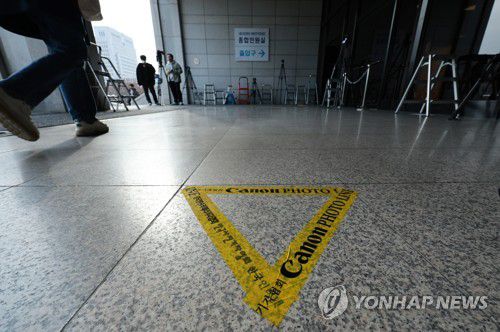 또 한 번, 야당 대표의 검찰 출석(서울=연합뉴스) 홍해인 기자 = 더불어민주당 이재명 대표에 대한 검찰 소환을 하루 앞둔 9일 오후 서울 서초구 서울중앙지방검찰청 현관 바닥에 포토라인이 부착돼 있다. 2023.2.9 hihong@yna.co.kr