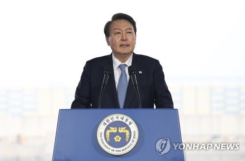 군산조선소 선박 블록 첫 출항식 참석한 윤석열 대통령(군산=연합뉴스) 임헌정 기자 = 윤석열 대통령이 10일 오후 전북 군산시 현대중공업 군산조선소에서 열린 선박 블록 첫 출항식에서 축사하고 있다. 2023.2.10 kane@yna.co.kr