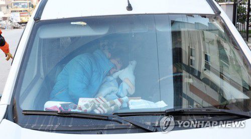 삶의 터전 잃은 튀르키예 시민들(안타키아=연합뉴스) 김인철 기자 = 10일 오전(현지시간) 튀르키예 하타이 안타키아 시내에서 지진으로 인해 삶의 터전을 잃은 시민들이 차 안에서 잠을 자고 있다. 2023.2.10 yatoya@yna.co.kr