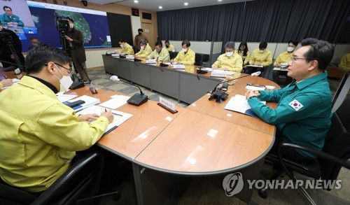 AI·ASF 중수본 회의 주재하는 정황근 농식품부 장관(세종=연합뉴스) 김주형 기자 = 정황근 농림축산식품부 장관(오른쪽)이 19일 오전 세종시 정부세종청사에서 가축질병 조류인플루엔자(AI)와 아프리카돼지열병(ASF) 중수본 회의를 주재하고 있다. 2023.1.19 kjhpress@yna.co.kr