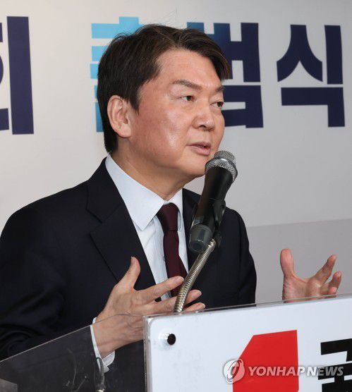 인사말하는 안철수 당대표 후보(서울=연합뉴스) 백승렬 기자 = 10일 서울 여의도 국민의힘 당사에서 열린 제6대 전국여성지방의원협의회 출범식에서 안철수 당대표 후보가 인사말을 하고 있다. 2023.2.10 srbaek@yna.co.kr