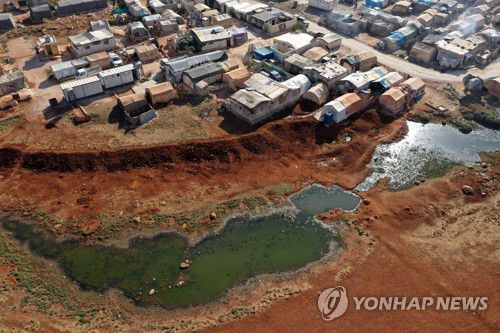 시리아 이들리브 지역의 난민 캠프 주변을 흐르는 하수[EPA 연합뉴스자료사진. 재판매 및 DB 금지]