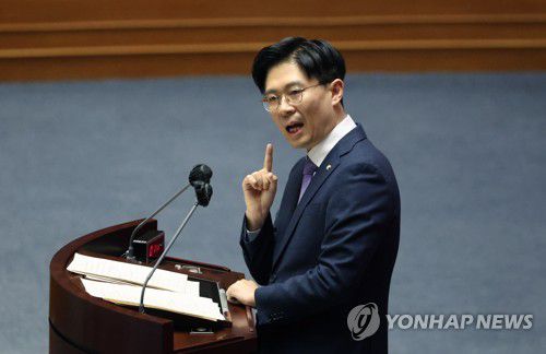 '이태원 참사 특위' 반대 토론하는 조정훈(서울=연합뉴스) 이정훈 기자 = 시대전환 조정훈 의원이 24일 오후 열린 국회 본회의에서 용산 이태원 참사 진상규명과 재발방지를 위한 국정조사 계획서 승인의 건 의결에 앞서 반대토론을 하고 있다. 2022.11.24 uwg806@yna.co.kr