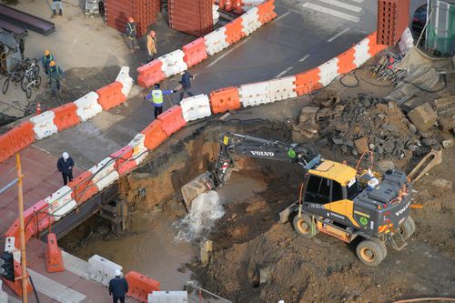 수돗물 새는 지하철 공사 현장(광주=연합뉴스) 천정인 기자 = 14일 오전 광주 남구 백운광장 도시철도2호선 공사 현장에서 상수도관이 손상돼 수돗물이 솟구쳐 오르고 있다. 2023.2.14 iny@yna.co.kr