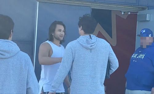 보 비셋(왼쪽에서 두번째)과 인사하는 류현진[스포츠 방송인 헤이즐 메이 트위터 캡처. 재판매 및 DB 금지]