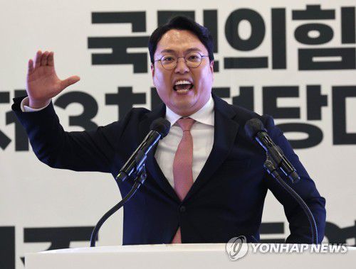 정견발표하는 천하람 당대표 후보(제주=연합뉴스) 백승렬 기자 = 국민의힘 천하람 당대표 후보가 13일 제주도 제주시 퍼시픽호텔에서 열린 '힘내라! 대한민국 - 제3차 전당대회 제주 합동연설회'에서 정견발표를 하고 있다. 2023.2.13 srbaek@yna.co.kr