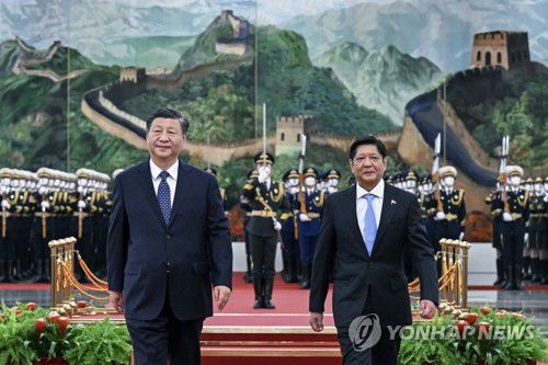 베이징 인민대회당서 나란히 걷는 중국·필리핀 정상(베이징 AP·신화=연합뉴스) 지난달 4일 중국을 방문한 페르디난드 마르코스 필리핀 대통령(오른쪽)이 베이징 인민대회당에서 열린 국빈방문 환영식 도중 의장대 사열을 마친 뒤 시진핑 국가주석과 나란히 걷고 있다. 2023.2.15.