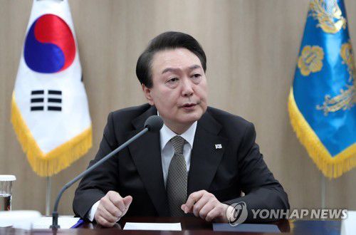 비상경제민생회의 주재하는 윤석열 대통령(서울=연합뉴스) 안정원 기자 = 윤석열 대통령이 15일 오전 서울 용산 대통령실 청사에서 열린  제13차 비상경제민생회의에서 발언하고 있다. 2023.2.15 [대통령실통신사진기자단] jeong@yna.co.kr