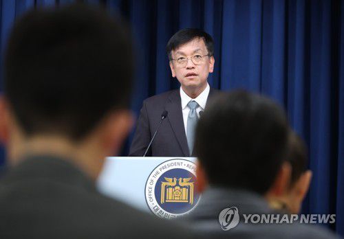 윤 대통령, 은행ㆍ통신 경쟁강화 지시(서울=연합뉴스) 안정원 기자 = 최상목 경제수석이 15일 오전 서울 용산 대통령실 청사에서 열린 브리핑에서 윤석열 대통령이 제13차 비상경제민생회의에서 과점체계인 은행과 통신사의 실질적인 경쟁시스템 보고 등을 지시했다고 밝히고 있다. 2023.2.15 jeong@yna.co.kr