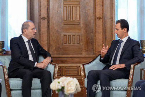 회담하는 요르단 외무장관과 시리아 대통령(오른쪽)(다마스쿠스 AFP=연합뉴스) 바샤르 알아사드 시리아 대통령이 15일(현지시간) 다마스쿠를 방문한 아이만 사파디 요르단 외무장관과 회담하고 있다. 2023.2.15 photo@yna.co.kr