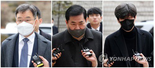 공판 출석하는 김만배-유동규-남욱(서울=연합뉴스) 박동주 기자 = 화천대유자산관리 대주주 김만배 씨(왼쪽부터), 유동규 전 성남도시개발공사 기획본부장, 남욱 변호사가 10일 오전 서초구 서울중앙지방법원에서 열린 대장동 개발 사업 로비·특혜 의혹 관련 공판에 출석하고 있다. 2023.2.10 pdj6635@yna.co.kr
