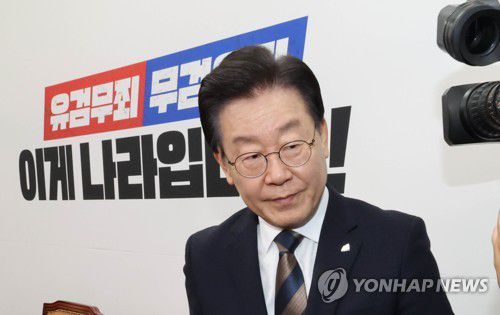 회의장 변경을 위해 이동하는 이재명 대표(서울=연합뉴스) 백승렬 기자 = 더불어민주당 이재명 대표가 16일 오후 국회에서 열린 최고위원회의에서 검찰의 구속영장 청구에 관해 입장을 발표한 뒤 회의장 변경을 위해 이동하고 있다. 2023.2.16 srbaek@yna.co.kr