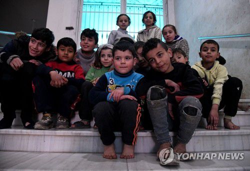 지진으로 집 잃고 모스크서 지내는 시리아 어린이들(알레포 신화=연합뉴스) 16일(현지시간) 시리아 북부 알레포주(州)의 한 모스크(이슬람 사원)에 지진으로 집을 잃은 어린이들이 모여 있다. 국제적십자사연맹(IFRC)은 이날 강진 피해를 본 튀르키예와 시리아에 대한 인도주의적 지원을 위해 당초 제시한 2억 스위스 프랑(약 2천800억원)의 긴급구호 자금을 6억5천만 스위스 프랑으로 대폭 늘렸다. 2023.02.17 ddy04002@yna.co.kr