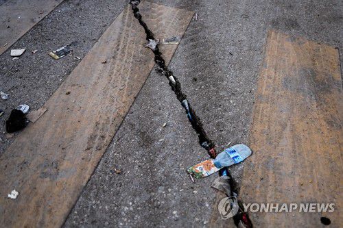 강진으로 갈라진 튀르키예 안타키아 횡단보도(안타키아 로이터=연합뉴스) 16일(현지시간) 튀르키예 남부 하타이주 안타키아의 한 횡단보도가 최근 발생한 지진으로 갈라져 있다. 앞서 미국 지질조사국(USGS)은 지난 6일 튀르키예와 시리아를 강타한 강진으로 320㎞에 이르는 '단층 파열'이 안타키아 중심부부터 아드야만 북부까지 산맥지대를 따라 일어났다고 발표한 바 있다. 단층 파열은 지진의 단층 운동으로 단층이 지표면에 드러나는 현상을 말한다. 2023.02.17 clynnkim@yna.co.kr