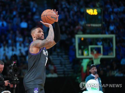 3점 슛 콘테스트에 나선 데이미언 릴러드[Kyle Terada-USA TODAY Sports/로이터=연합뉴스]