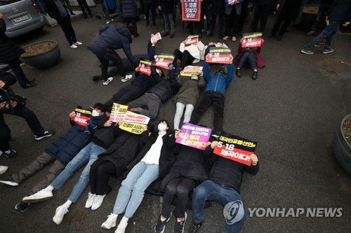 "특전사동지회, 5·18 사과가 먼저"(광주=연합뉴스) 정회성 기자 = 19일 오전 광주 서구 쌍촌동 5·18기념문화센터에서 열린 '용서와 화해를 위한 대국민 공동선언' 행사에 특전사동지회 회원이 참석하고 있다. 5·18단체 일부가 추진한 이날 행사를 앞두고 진상규명 협조와 진솔한 사과를 요구하는 시민단체가 반대 행동에 나섰다. 2023.2.19 hs@yna.co.kr