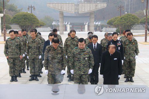 5·18묘지 기습 참배 특전사회(광주=연합뉴스) 5·18 부상자회와 공로자회가 특전사동지회와 함께 19일 오전 국립 5·18 민주묘지를 기습 참배하고 있다. 2023.2.19 [5·18묘지관리사무소 제공. 재판매 및 DB 금지] cbebop@yna.co.kr