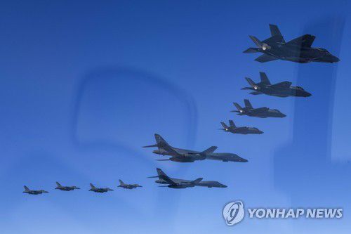 B-1B 폭격기 등 10여대 떴다…北ICBM 맞대응 한미연합훈련