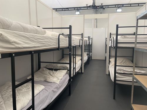 난민촌으로 탈바꿈한 베를린 옛 테겔 공항 (베를린=연합뉴스) 이율 특파원 = 독일로 몰려드는 우크라이나 피난민들을 위한 임시거처 마련을 위해 베를린 옛 테겔 공항 활주로에 대형천막이 세워지고 있다. 대형천막내 피난민들을 위한 숙소. 2023.2.20