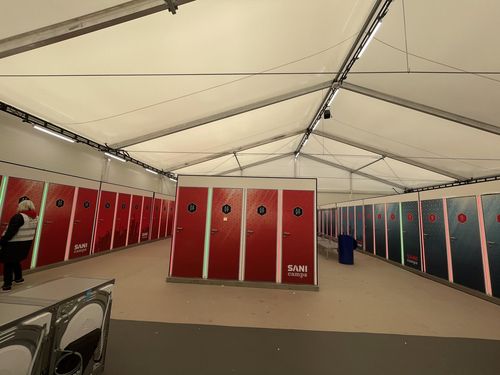 난민촌으로 탈바꿈한 베를린 옛 테겔 공항(베를린=연합뉴스) 이율 특파원 = 독일로 몰려드는 우크라이나 피난민들을 위한 임시거처 마련을 위해 베를린 옛 테겔 공항 활주로에 대형천막이 세워지고 있다. 대형천막내 피난민들을 위한 샤워실과 공용화장실. 2023.2.20