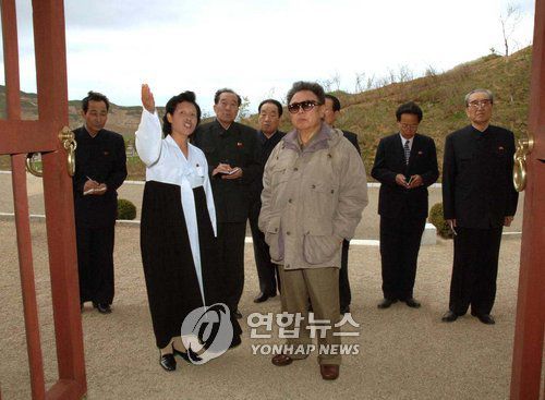 북관대첩비 시찰하는 김정일 국방위원장(평양=조선중앙통신) 김정일 국방위원장이 함경북도 김책시 림명리에 보존돼 있는 북관대첩비를 시찰하고 있다. 촬영일자 미상.