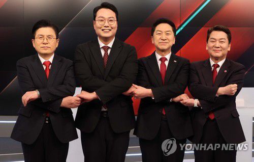 기념촬영하는 국민의힘 당대표 후보들(서울=연합뉴스) 국민의힘 당 대표 경선 후보들이 20일 서울 중구 MBN 스튜디오에서 열린 TV토론에 앞서 기념촬영을 하고 있다. 왼쪽부터 황교안, 천하람, 김기현, 안철수 후보. 2023.2.20 srbaek@yna.co.kr