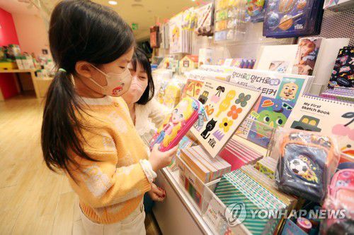 '맘에 드는 새 학용품은 어디'(대구=연합뉴스) 김현태 기자 = 15일 대구 대백프라자 8층에서 새 학기 시즌을 맞아 등교 필수템 등 다양한 제품이 눈길을 끌고 있다. 2023.2.15 mtkht@yna.co.kr