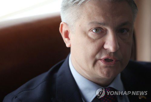 인터뷰하는 주한 우크라이나 대사(서울=연합뉴스) 신준희 기자 = 드미트로 포노마렌코 주한 우크라이나 대사가 21일 용산구 대사관에서 연합뉴스와 인터뷰를 하고 있다. 2023.2.22 hama@yna.co.kr