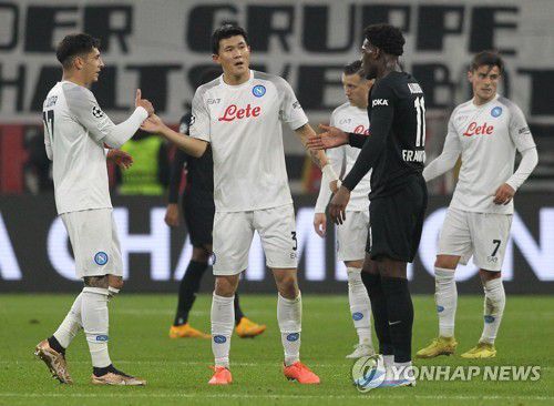 22일 프랑크푸르트와의 16강 1차전 때 김민재(가운데) 등 나폴리 선수들[AFP=연합뉴스]