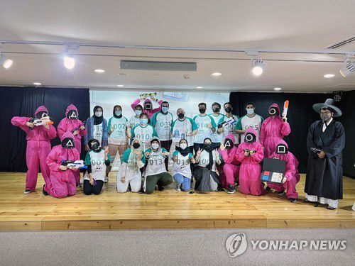 중동서도 '오징어 게임' 체험 행사(아부다비=연합뉴스) 2021년 10월 12일(현지시간) 아랍에미리트(UAE) 아부다비 한국문화원에서 시민들이 넷플릭스 드라마 '오징어 게임'에 나오는 놀이를 체험한 뒤 기념촬영하고 있다. [UAE 한국문화원 제공. 재판매 및 DB 금지]
