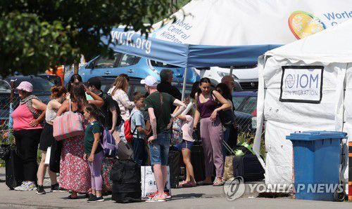 걸어서 국경 통과한 우크라이나인들(메디카[폴란드]=연합뉴스) 황광모 기자 = 러시아의 우크라이나 침공이 100일 넘어선 지난해 6월 8일 오후 폴란드 프셰미실 인근 메디카 국경 검문소에 인근 버스정류장에 육로로 폴란드로 넘어온 우크라이나인들이 인근 도시인 프셰미실로 향하는 버스를 기다리고 있다.  2023.2.23 hkmpooh@yna.co.kr