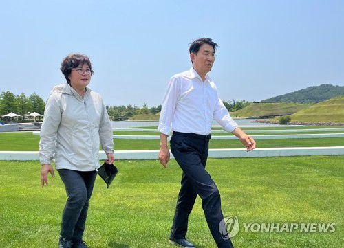 순천 찾은 조수진 의원(순천=연합뉴스) 국민의힘 조수진 의원(왼쪽)이 22일 전남 순천시 순천만국가정원을 찾아 노관규 순천시장 당선인과 정원을 걷고 있다. [순천시 제공.재판매 및 DB금지] minu21@yna.co.kr