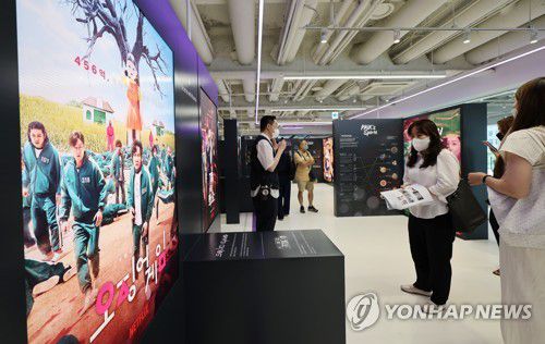 K-드라마 관광(서울=연합뉴스) 홍해인 기자 = 2022년 7월 20일 서울 중구 한국관광공사에 새로 마련된 실감형 한국관광 홍보관 '하이커 그라운드((HiKR Ground)' 사전 언론 공개 행사에서 취재진이 홍보관 3층에 마련된 하이커 아트리움 내 한국 드라마, 예능 등 한류 콘텐츠 포스터를 관람하고 있다.