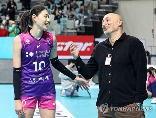 대화 나누는 아본단자 흥국생명 신임 감독-김연경(서울=연합뉴스) 윤동진 기자 = 19일 오후 서울 장충체육관에서 열린 2022-2023 V-리그 GS칼텍스 대 흥국생명 경기가 끝난 후 아본단자 흥국생명 신임 감독과 김연경이 대화를 나누고 있다. 2023.2.19 mon@yna.co.kr