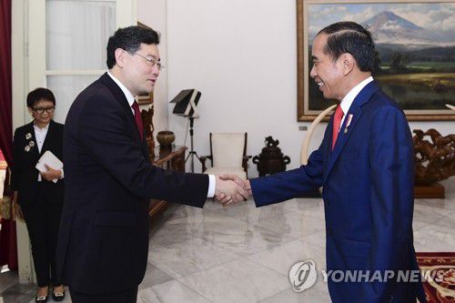 자카르타 대통령궁서 중국 외교부장과 악수하는 인니 대통령(자카르타 AP=연합뉴스) 조코 위도도 인도네시아 대통령(오른쪽)이 22일(현지시간) 자카르타 대통령궁에서 친강 중국 외교부장과 악수하고 있다. 2023.02.22 yerin4712@yna.co.kr