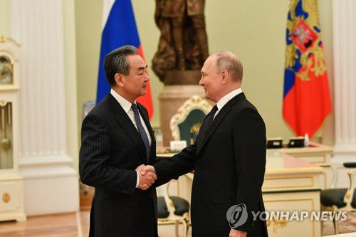 크렘린궁서 왕이 中중앙정치국 위원과 악수하는 푸틴 대통령(모스크바 신화=연합뉴스) 블라디미르 푸틴 러시아 대통령(오른쪽)이 22일(현지시간) 수도 모스크바 크렘린궁에서 왕이 중국공산당 중앙정치국 위원과 악수하고 있다. 이날 푸틴 대통령은 왕 위원에게 "모스크바에서 만나서 반갑다. 시진핑 중국 국가주석에게 안부를 전해주기를 바란다"고 말했다. 2022.02.23 jason3669@yna.co.kr