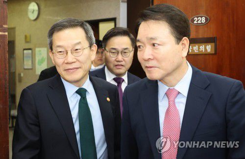 당정 참석하는 성일종 정책위의장과 이종호 장관(서울=연합뉴스) 백승렬 기자 = 국민의힘 성일종 정책위의장이 23일 국회에서 열린 네트워크 기술패권 경쟁 선도를 위한 민당정 간담회에서 발언하고 있다. 2023.2.23 srbaek@yna.co.kr