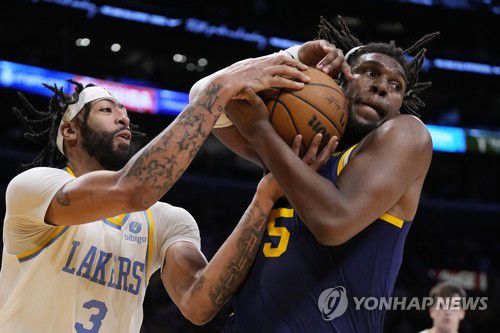 앤서니 데이비스(왼쪽)와 케본 루니(오른쪽)[AP=연합뉴스]