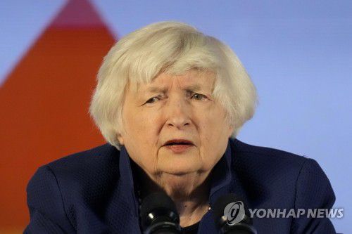 G20 재무장관 회의서 기자회견 하는 옐런 美 재무장관(벵갈루루 AP=연합뉴스) 재닛 옐런 미국 재무장관이 23일(현지시간) 인도 벵갈루루에서 개최된 G20 재무장관·중앙은행 총재 회의에 참석해 기자회견 하고 있다. 러시아의 우크라이나 침공 1주년(24일)을 앞둔 가운데 이날 옐런 장관은 우크라이나에 세계적 지원을 강화하고 러시아에 더 강력한 제재를 가해야 한다고 주장했다. 2023.02.23 ddy04002@yna.co.kr