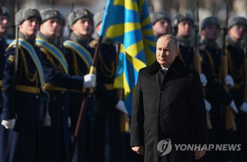 '조국 수호자의 날' 맞아 헌화식 참석하는 푸틴(모스크바 AFP=연합뉴스) 블라디미르 푸틴 러시아 대통령이 23일(현지시간) 모스크바 알렉산드롭스키 정원에서 '조국 수호자의 날' 기념해 헌화식에 참석하고 있다. '조국 수호자의 날'은 사회주의 혁명 직후인 1922년 '붉은 군대의 날'로 처음 기념되기 시작했으며 현재 러시아와 벨라루스 등 일부 옛 소련 구성국들이 매년 2월 23일 기념한다. 2023.02.23 ddy04002@yna.co.kr