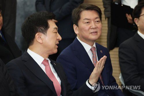 대화하는 김기현·안철수 당대표 후보(서울=연합뉴스) 김승두 기자 = 국민의힘 김기현 당대표 후보와 안철수 당대표 후보가 지난 24일 서울 동작구 김영삼도서관에서 열린 문민정부 출범 30주년 기념식에 참석해 대화하고 있다. 2023.2.24 kimsdoo@yna.co.kr