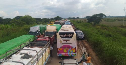 양곤과 접한 바고시의 한 군 검문소에 수백 대의 차량이 대기 중이다[SNS 캡처. 재판매 및 DB 금지)