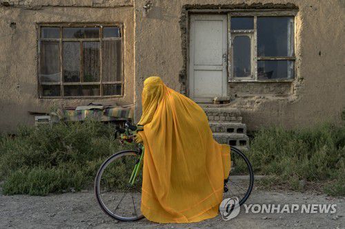 '여성 스포츠 금지' 반발 시위하는 아프가니스탄 여성[AP 연합뉴스 자료사진. 재판매 및 DB 금지]
