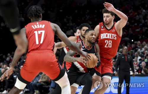 돌파하는 릴러드[AP=연합뉴스]