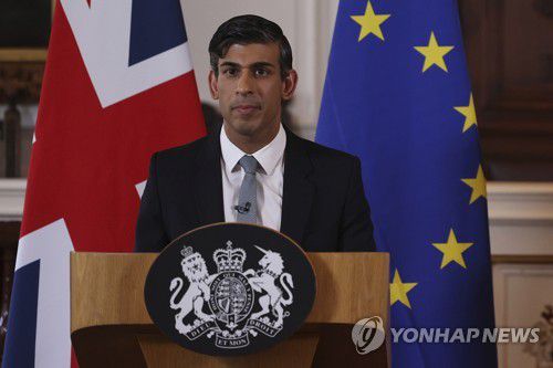 리시 수낵 영국 총리(윈저 AP=연합뉴스) 리시 수낵 영국 총리가 27일(현지시간) 유럽연합(EU)과 북아일랜드 협약 합의 후 기자회견을 하고 있다. 2023.2.27 photo@yna.co.kr