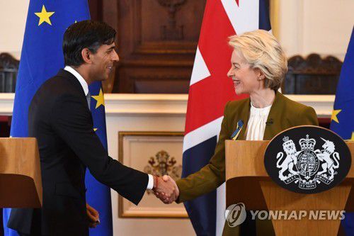 기자회견 후 악수하는 영국과 EU 정상(윈저 EPA=연합뉴스) 리시 수낵 영국 총리와 우르줄라 폰데어라이엔 유럽연합(EU) 집행위원장이 27일(현지시간) 공동기자회견에서 북아일랜드 협약 관련 새로운 합의를 발표한 후 악수하고 있다. 2023.2.27 photo@yna.co.kr